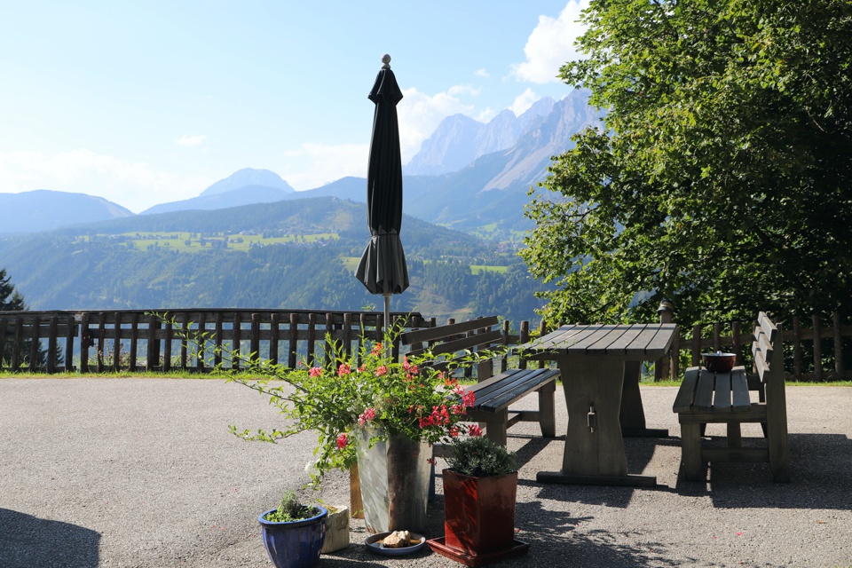 Sitzgarnitur im Hof